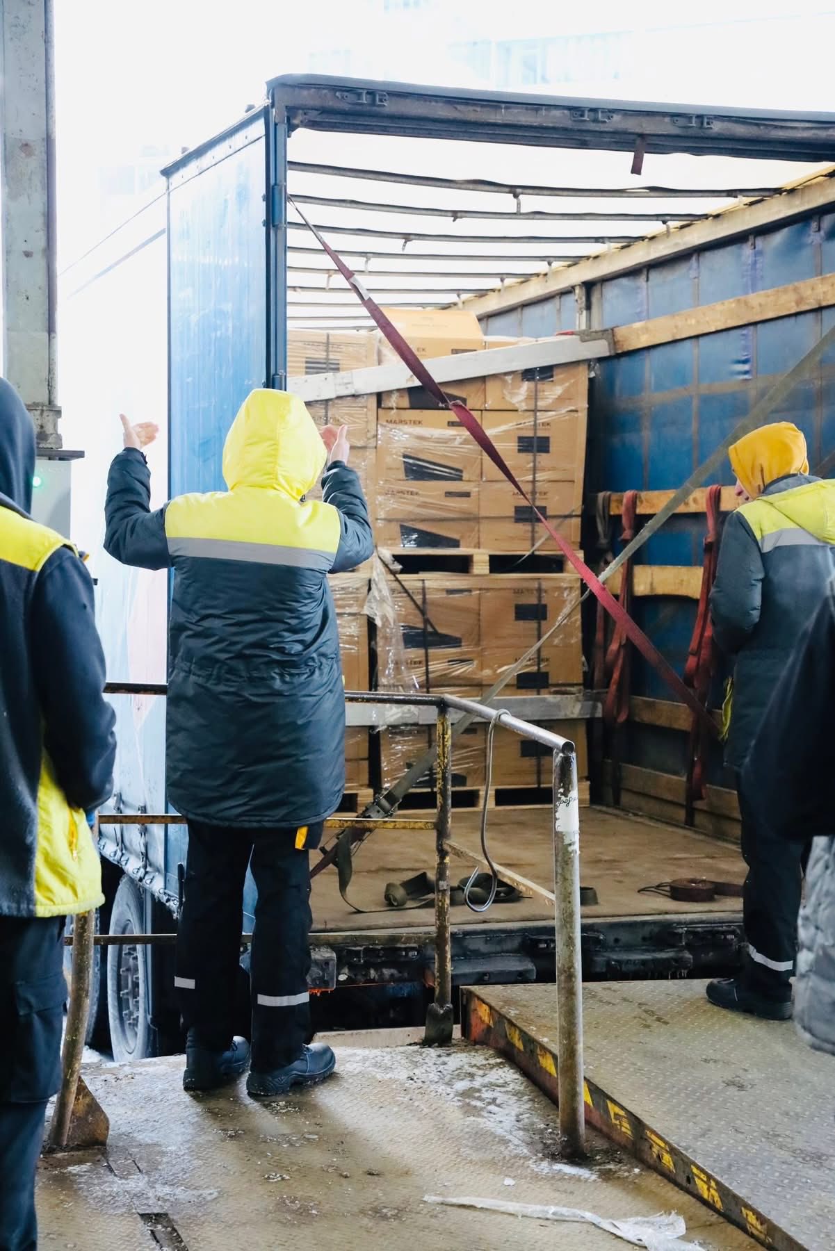 The first trucks carrying charging stations for families raising ...
