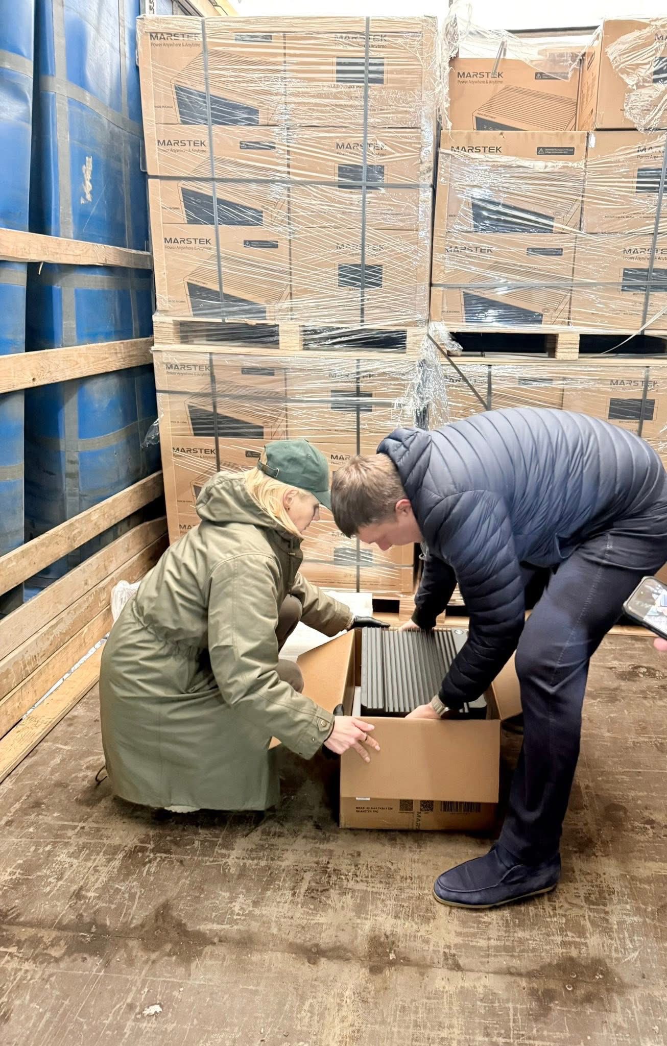 The first trucks carrying charging stations for families raising ...