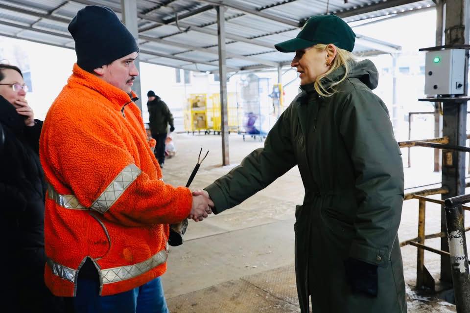 The first trucks carrying charging stations for families raising ...